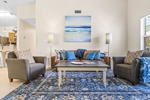 Smart TV - June 23-26 Open* Family Beach House* Walk to Beach & Shops*Community Pool/ Grill (Miramar Beach)
