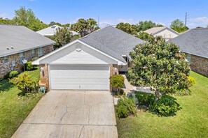 Exterior - June 23-26 Open* Family Beach House* Walk to Beach & Shops*Community Pool/ Grill (Miramar Beach)