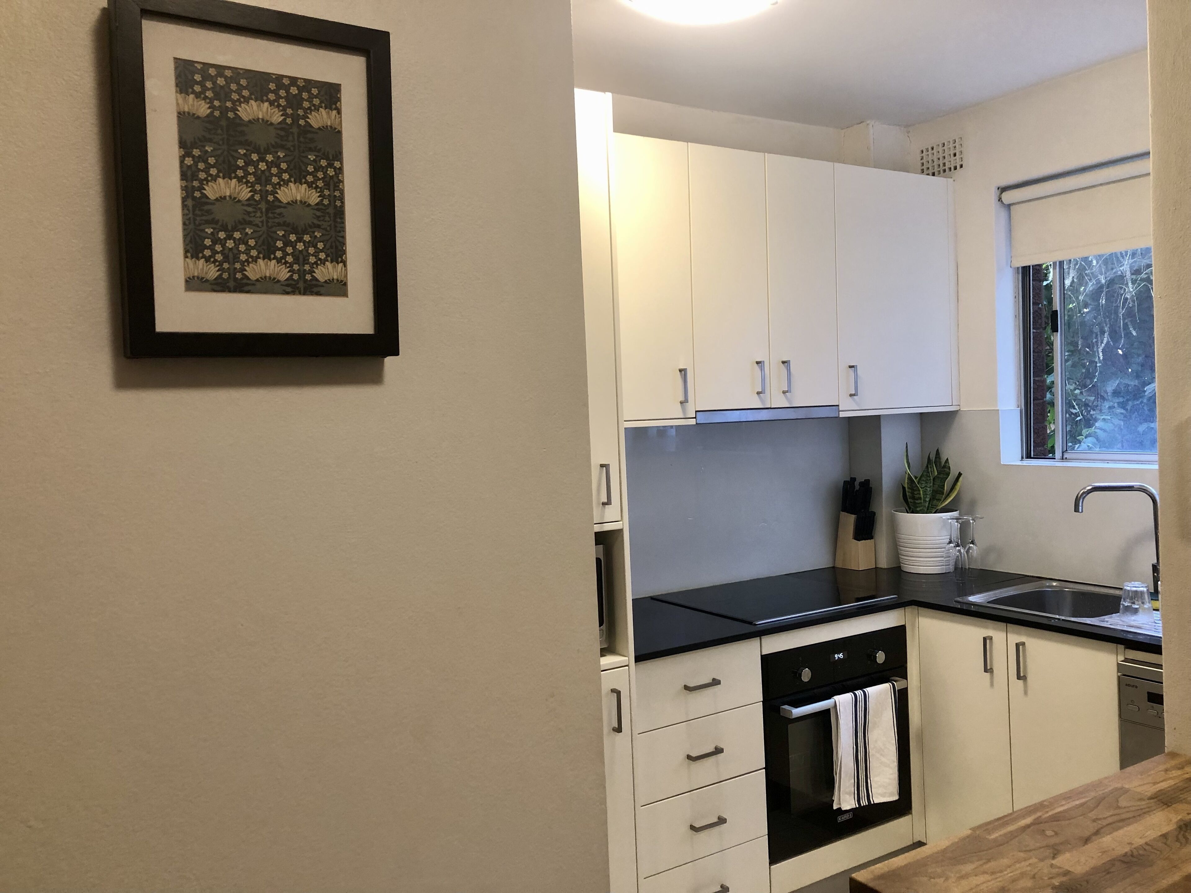 One bed apt Meadowbank Station