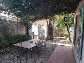 Outdoor dining - Typical Niçoise house (Vence)