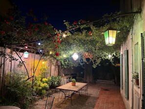 Outdoor dining - Typical Niçoise house (Vence)