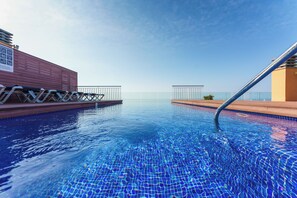 Piscina con borde infinito
