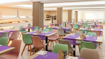 Un comedor amplio con múltiples mesas y sillas, una barra de buffet y un diseño interior moderno.