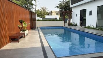 Una piscina al aire libre