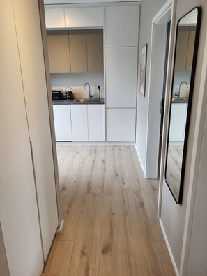 デラックス アパートメント | リビング エリア | 30 cmのスマートテレビ (ケーブル放送視聴可)、テレビ