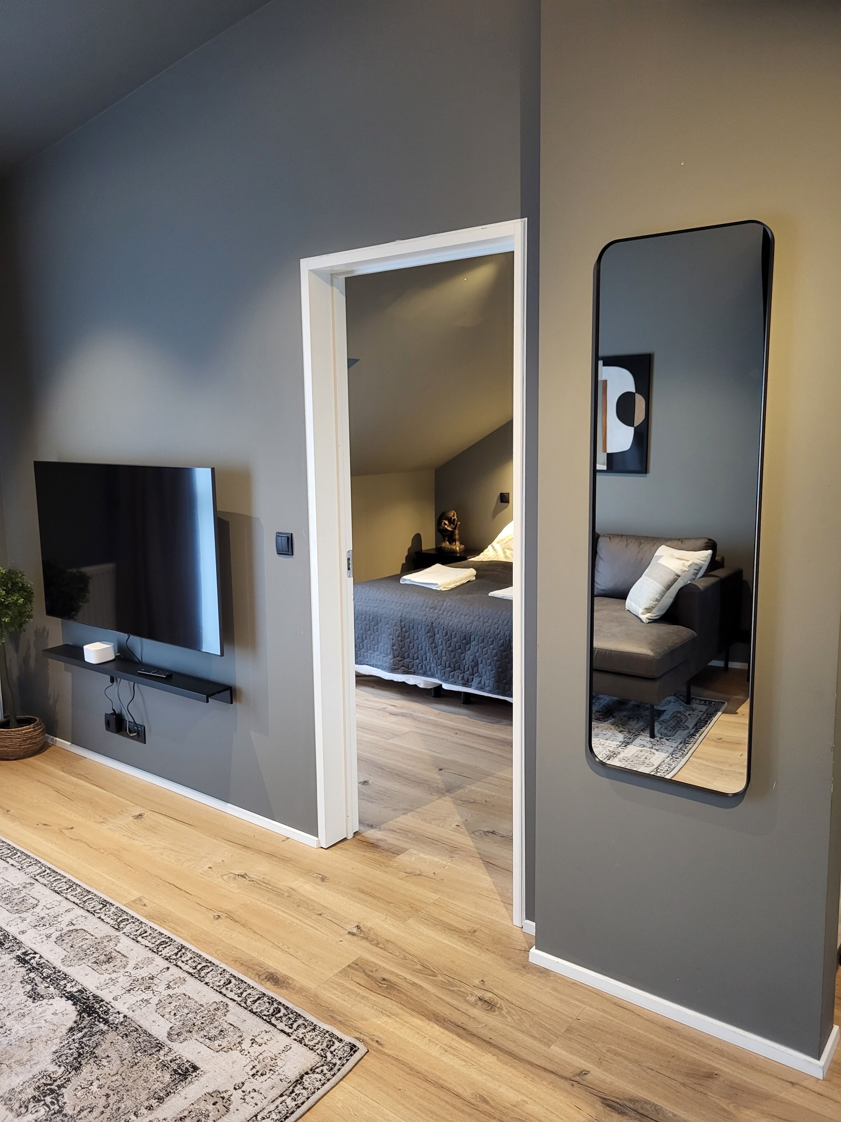 สแตนดาร์ดอพาร์ทเมนท์ | บริเวณนั่งเล่น | สมาร์ททีวี 30 ซม. พร้อมช่องเคเบิล, ทีวี