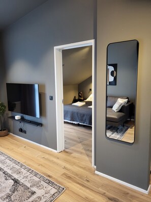 スタンダード アパートメント | リビング エリア | 30 cmのスマートテレビ (ケーブル放送視聴可)、テレビ