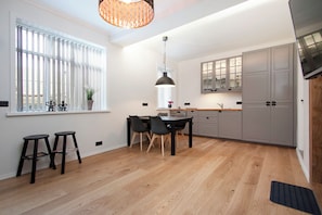 Appartement de base | Cuisine privée | Réfrigérateur grande capacité avec congélateur, four à micro-ondes