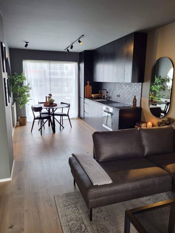 デラックス アパートメント | リビング エリア | 30 cmのスマートテレビ (ケーブル放送視聴可)、テレビ