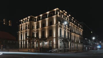 Fachada da propriedade à noite