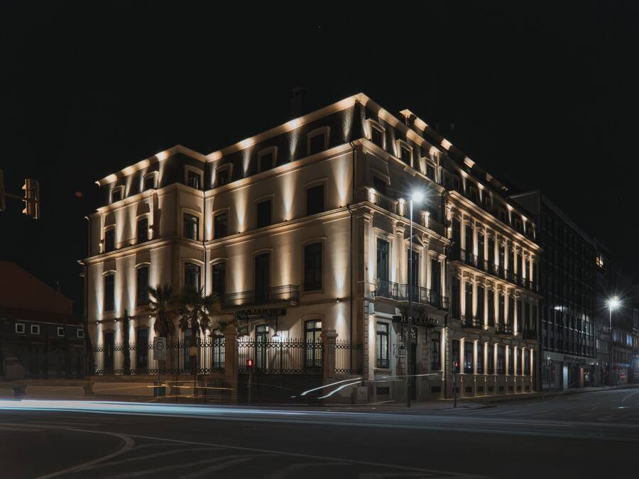 Un hotel histórico con una fachada clásica, varios pisos y una entrada destacada.