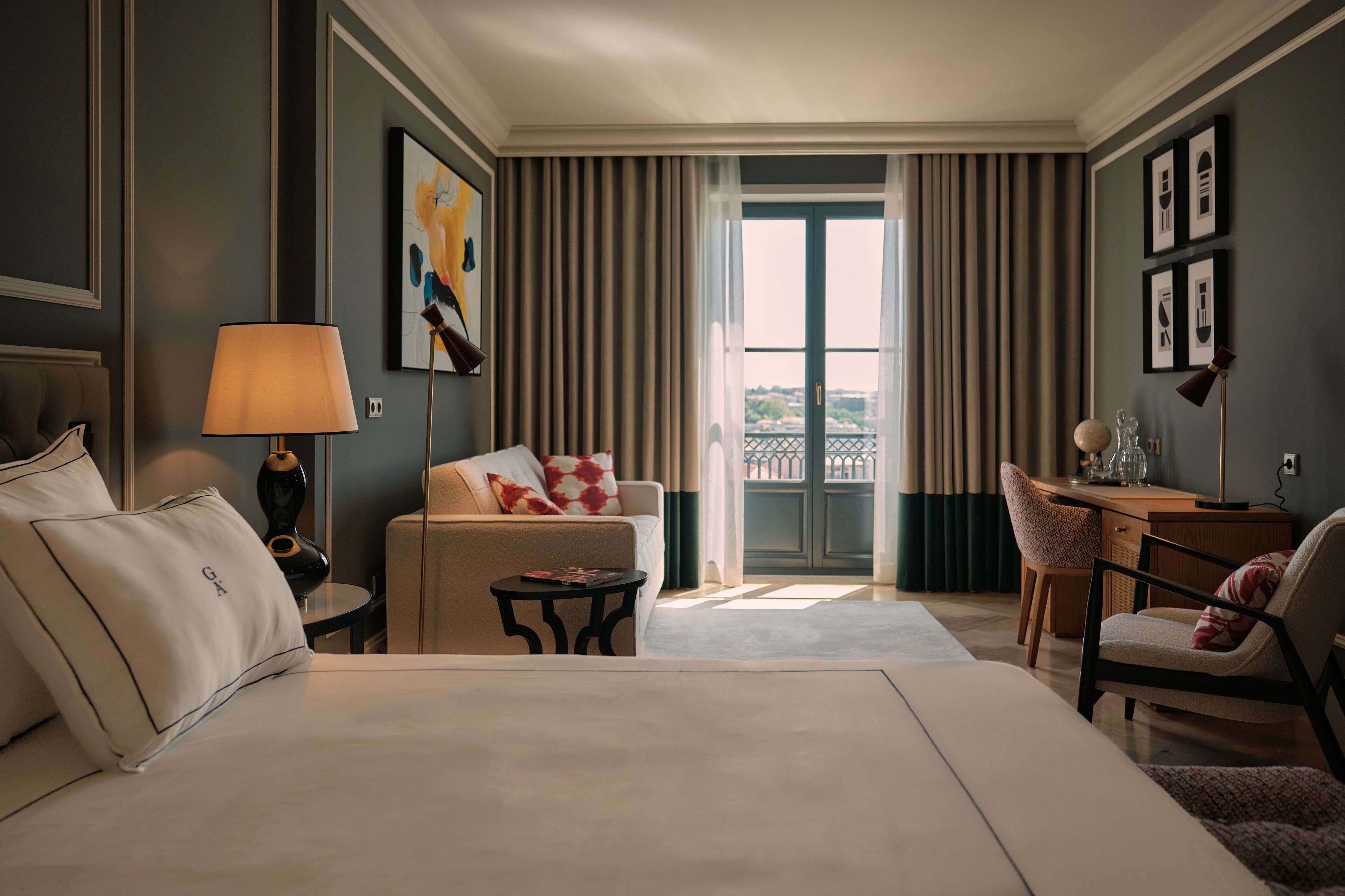 Suite Palace | Premium bedding, minibar, in-room safe, desk