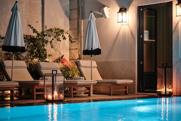 Piscine couverte, piscine extérieure, parasols de plage, chaises longues