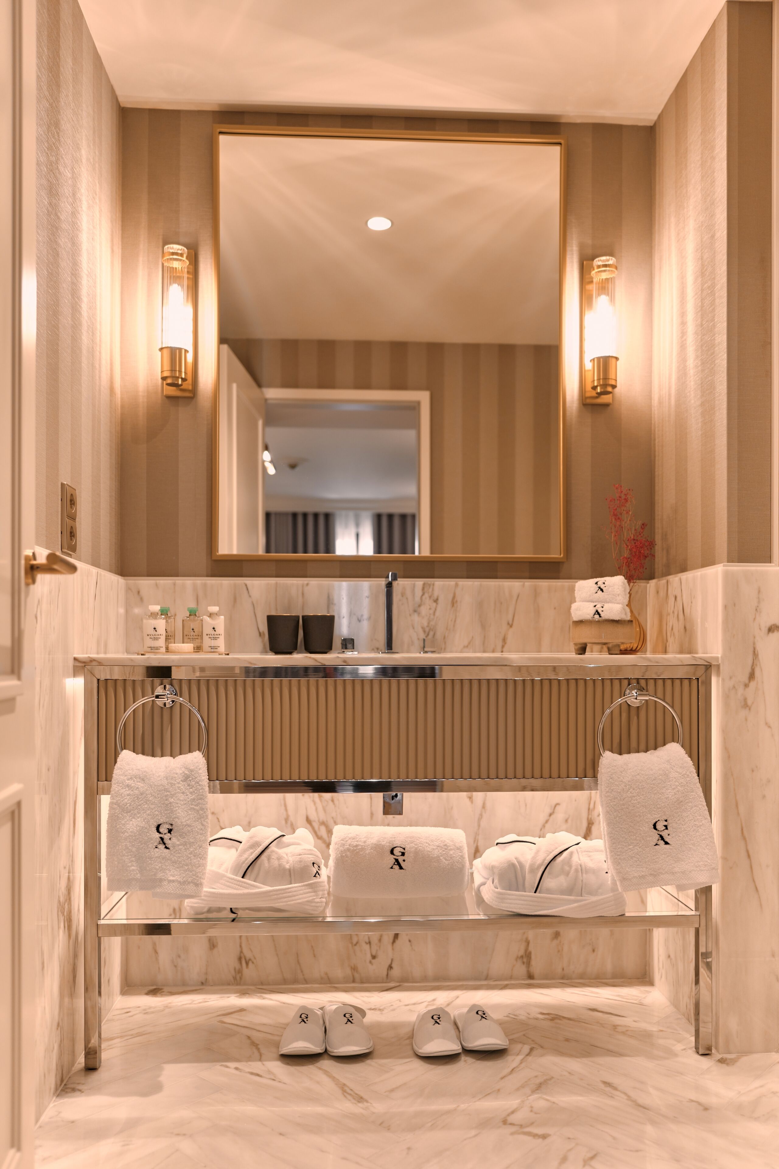 Douche, articles de toilette de luxe, sèche-cheveux, peignoirs
