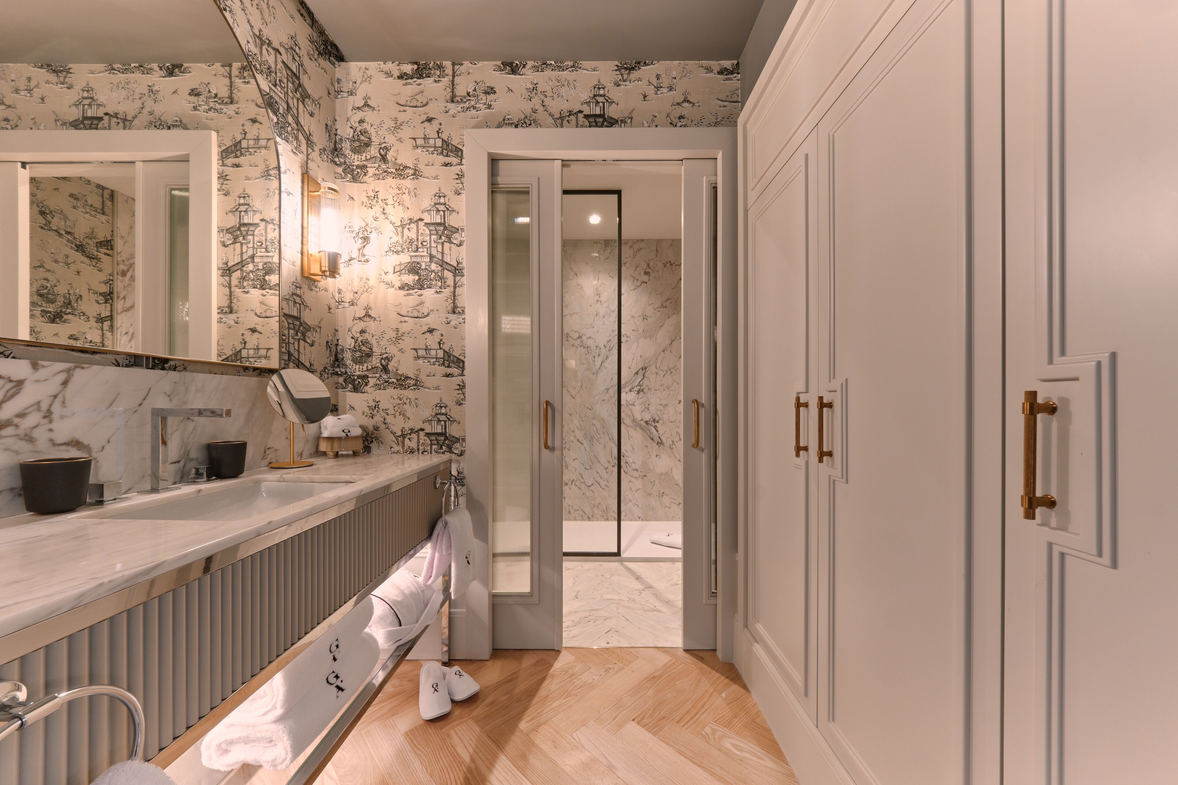 Habitación panorámica con 1 cama doble o 2 individuales | Baño | Ducha, artículos de higiene personal de diseño y secador de pelo