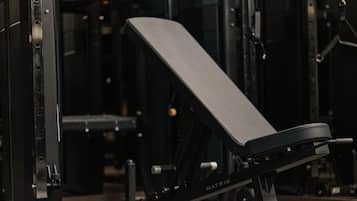 Une machine d’exercice noire, de la marque MATRIX, dans une salle de sport.