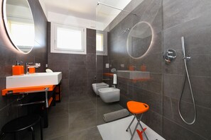 Regadera, secadora de cabello, bidet, toallas 