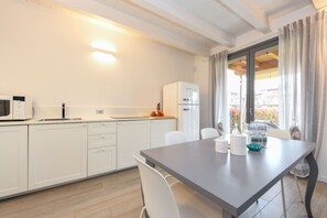 Kühlschrank, Mikrowelle, Ofen, Geschirrspüler