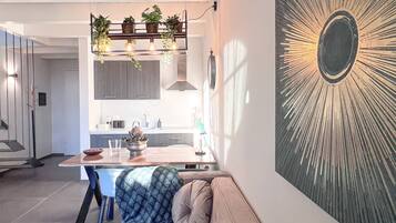 Een smart-tv en boeken