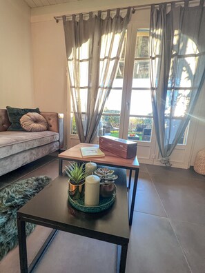 Televisor intel·ligent i llibres 