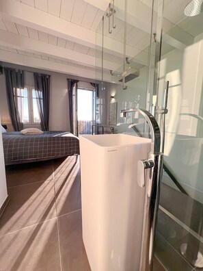 Dusche, Haartrockner, Bidet, Handtücher