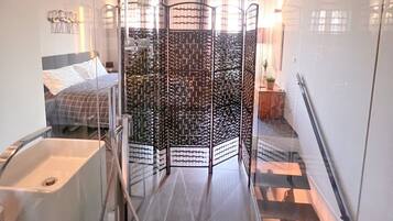 2 slaapkamers, een kluis op de kamer, een bureau, geluiddichte muren