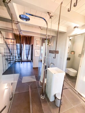 Een douche, een haardroger, een bidet, handdoeken