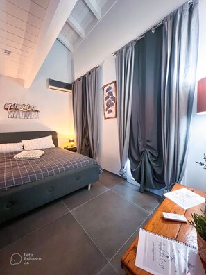 2 slaapkamers, een kluis op de kamer, een bureau, geluiddichte muren