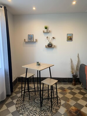 Dining - Nid Douillet Dans une Ferme Bressane (Foissiat)