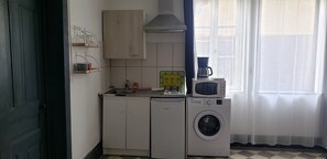Fridge, microwave, coffee/tea maker, electric kettle - Nid Douillet Dans une Ferme Bressane (Foissiat)