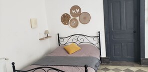 Iron/ironing board, travel cot, bed sheets - Nid Douillet Dans une Ferme Bressane (Foissiat)
