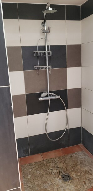 Haartrockner, Handtücher, Seife, Toilettenpapier