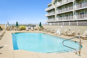 Pool - Gorgeous Renovated 2 Bedroom Midtown Condo with Pool! Lucayan #27 (Ocean City)