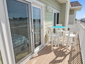 Outdoor dining - Gorgeous Renovated 2 Bedroom Midtown Condo with Pool! Lucayan #27 (Ocean City)