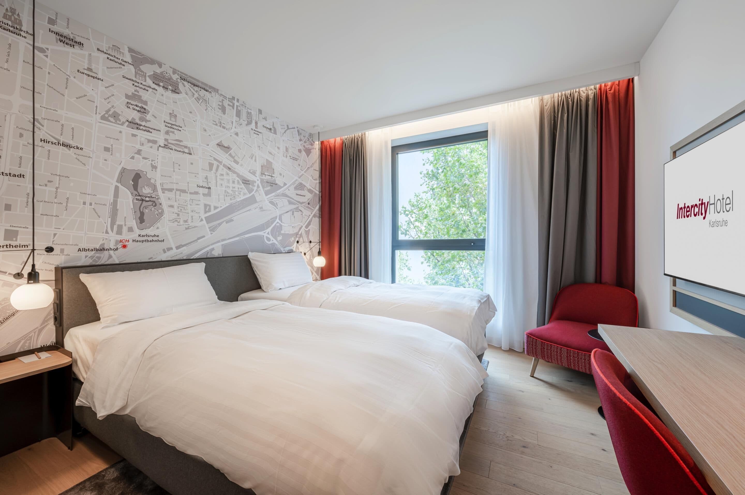 Zimmersafe, Schreibtisch, laptopgeeigneter Arbeitsplatz