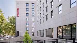 A modern building with a sign reading "Intercity Hotel". It features a grid of windows and a flat facade. - IntercityHotel Karlsruhe (Karlsruhe)