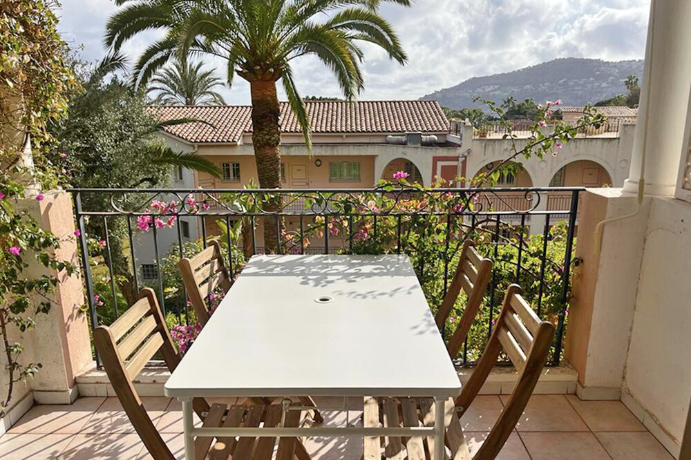 A sunny little apt - pool, tennis court, parking