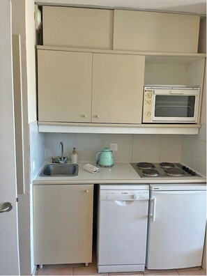 Four, plaque de cuisson, lave-vaisselle, cafetière/bouilloire