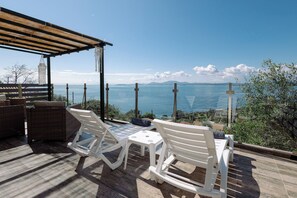 A terrace with wicker furniture and a view of the sea. - The Greystone House by Konnect, Views to the Sea (Corfu)