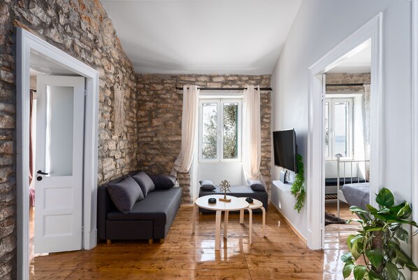 Deluxe House, 2 Bedrooms, Sea View | Living room | 32-inch TV with satellite channels