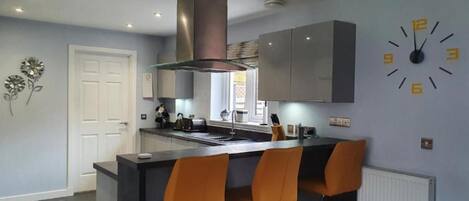 House | Private kitchen | Fridge, microwave, oven, stovetop