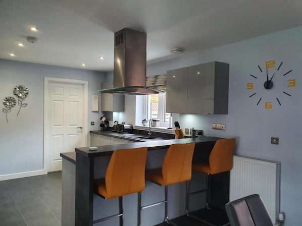 ハウス | 専用キッチン | 冷蔵庫、電子レンジ、オーブン、コンロ