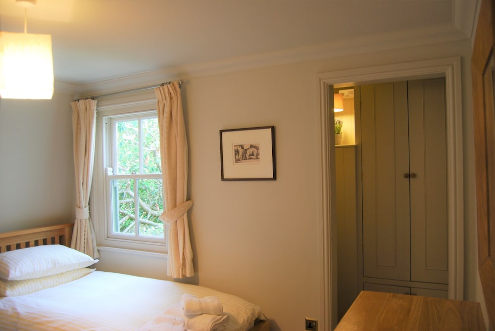 Crows Nest a modern apartment in the centre of St Mawes with stunning sea views St. Mawes Vrbo