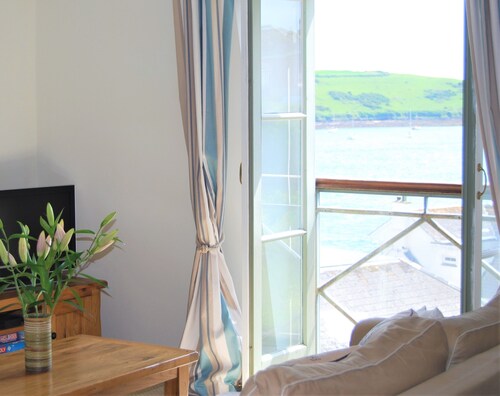 Crows Nest: a modern apartment in the centre of St Mawes with stunning sea views
