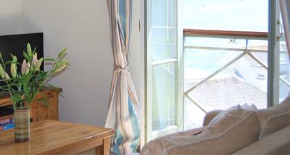 Crows Nest: a modern apartment in the centre of St Mawes with stunning sea views