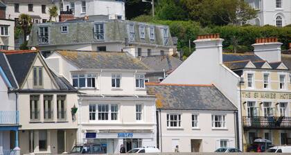 Crows Nest: a modern apartment in the centre of St Mawes with stunning sea views