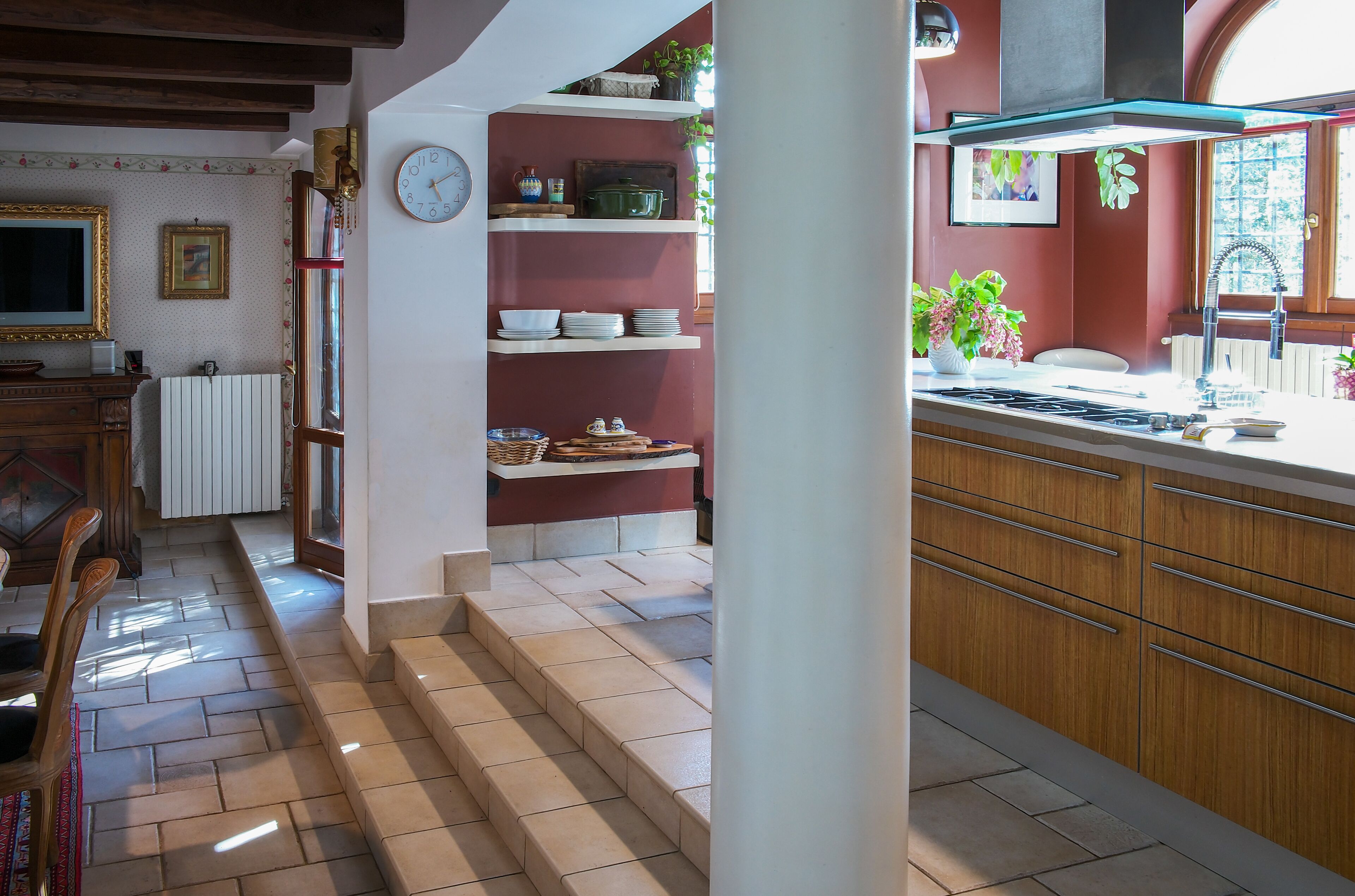 Magnificent Luxury Villa in Rome. Pool and large garden.