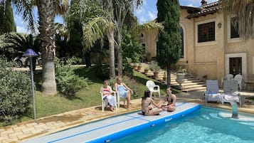 Alberca al aire libre y alberca climatizada