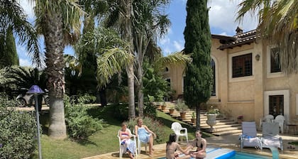 Magnificent Luxury Villa in Rome. Private pool and large garden.