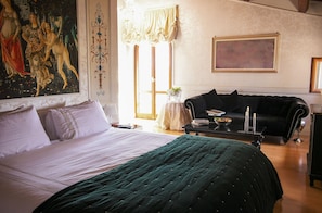 5 bedrooms, desk, iron/ironing board, travel cot - Magnificent Luxury Villa in Rome. Private pool and large garden. (Roma)